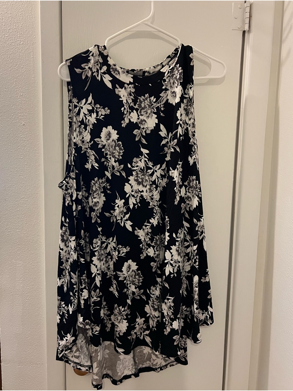 Lane Bryant Black and White Floral Sleeveless Swing Top